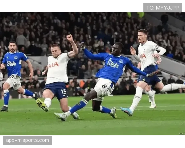 阿森纳客场1-0领先埃弗顿，萨卡点射破门